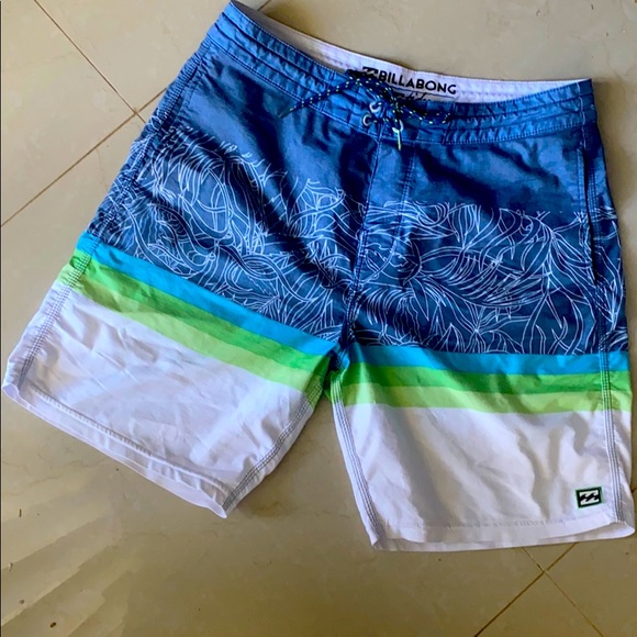 EUC Billabong Lo tides board shorts - size 30